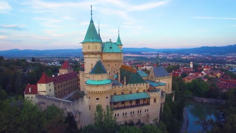 Eine-Schöne-Luftaufnahme-Des-Romantischen-Schlosses-Bojnice-In-Der-Slowakei-Bei-Dämmerung