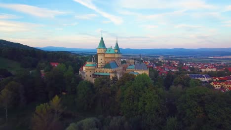 Eine-Schöne-Luftaufnahme-Des-Romantischen-Schlosses-Bojnice-In-Der-Slowakei-In-Der-Dämmerung-3