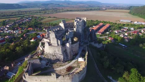 Erstaunliche-Luftaufnahme-Einer-Verlassenen-Burgruine-Auf-Einem-Hügel-In-Der-Slowakei-2