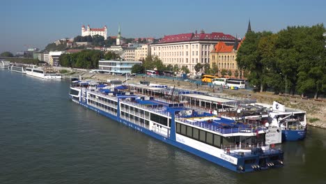 Los-Barcos-Viajan-Por-El-Río-Danubio-A-Través-De-La-Encantadora-Ciudad-Capital-De-Bratislava,-Eslovaquia