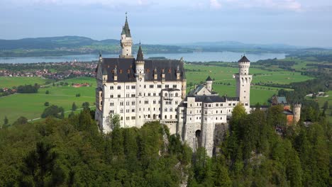 Eine-Klassische-Ansicht-Von-Neuschwanstein-Mad-Ludwigs-Schloss-In-Bayern-Deutschland-2