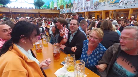 La-Gente-Bebe,-Canta-Y-Celebra-En-El-Oktoberfest-De-Alemania.