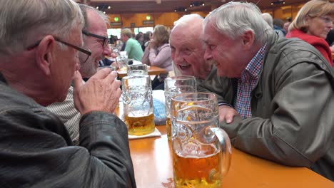 Männer-Diskutieren-Beim-Oktoberfest-Deutschland