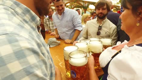 Eine-Bierjungfrau-Liefert-Arme-Voll-Bier-Beim-Oktoberfest-Deutschland