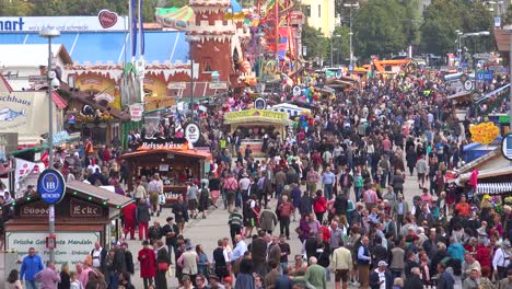 Riesige-Menschenmengen-Besuchen-Das-Oktoberfest-In-München-1