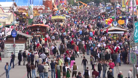 Riesige-Menschenmengen-Besuchen-Das-Oktoberfest-In-München-Deutschland-5