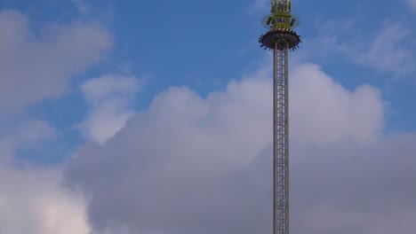 Eine-Aufregende-Fahrt-In-Einem-Vergnügungspark-Beinhaltet-Einen-Hohen-Turmsturz