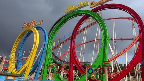 Eine-Achterbahn-In-Einem-Vergnügungspark-Bietet-Nervenkitzel-1