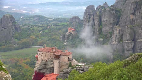 La-Niebla-Se-Eleva-Por-La-Mañana-Alrededor-De-Los-Hermosos-Monasterios-De-Meteora,-Grecia