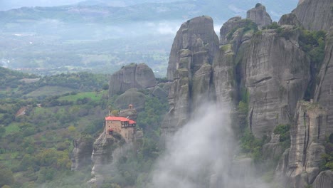 La-Niebla-Se-Eleva-Por-La-Mañana-Alrededor-De-Los-Hermosos-Monasterios-De-Meteora,-Grecia-2