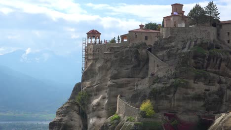 Un-Monasterio-En-Meteora-Grecia-Domina-Un-Valle-Debajo