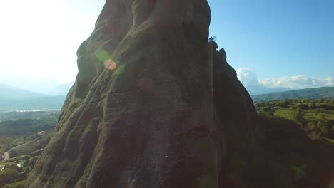 Rising-vista-aérea-as-climbers-ascend-a-sheer-pinnacle-spire-in-Meteora-Greece