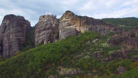 Hermosa-Antena-Sobre-Las-Formaciones-Rocosas-Y-Los-Monasterios-De-Meteora,-Grecia-11