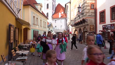 Hermosos-Niños-Vestidos-Con-Trajes-Nativos-Caminan-Por-Cesk___-Krumlov,-Un-Pequeño-Y-Encantador-Pueblo-Bohemio-En-La-República-Checa