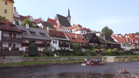 Ein-Kleines-Floß-Fährt-In-Cesk-Einen-Fluss-Hinunter___´©-Krumlov-Ein-Hübsches-Kleines-Böhmisches-Dorf-In-Der-Tschechischen-Republik