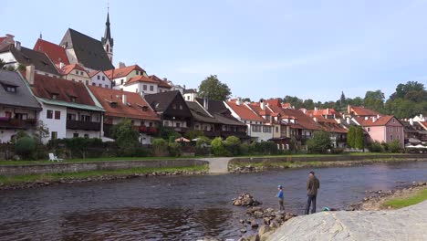 Escena-Junto-Al-Río-En-Cesk___-Krumlov,-Un-Pequeño-Y-Encantador-Pueblo-Bohemio-En-La-República-Checa