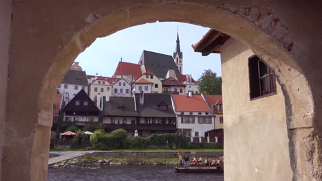 Escena-Junto-Al-Río-Con-Balsa-Pasando-En-Cesk___-Krumlov-Un-Pequeño-Y-Encantador-Pueblo-Bohemio-En-La-República-Checa