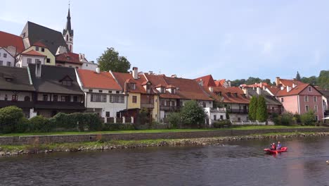 Escena-Junto-Al-Río-Con-Kayak-Pasando-En-Cesk___-Krumlov,-Un-Pequeño-Y-Encantador-Pueblo-Bohemio-En-La-República-Checa