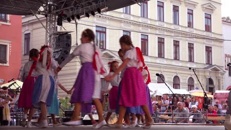 Schöne-Kinder-In-Einheimischer-Tracht-Tanzen-In-Cesk___´©-Krumlov-Ein-Hübsches-Kleines-Böhmisches-Dorf-In-Der-Tschechischen-Republik