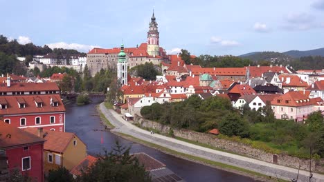 Una-Hermosa-Vista-De-Ceskkrumlov,-Un-Pequeño-Y-Encantador-Pueblo-Bohemio-En-La-República-Checa