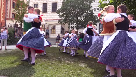 Schöne-Junge-Leute-In-Einheimischer-Tracht-Tanzen-In-Cesk-Krumlov-Ein-Schönes-Kleines-Böhmisches-Dorf-In-Der-Tschechischen-Republik