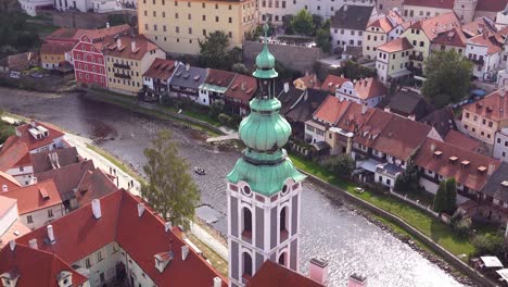 Una-Vista-Aérea-De-Cesk-Krumlov,-Un-Pequeño-Y-Encantador-Pueblo-Bohemio-En-La-República-Checa.