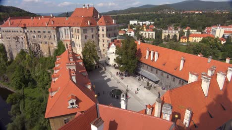 Eine-Luftaufnahme-Von-Cesk-Krumlov,-Einem-Hübschen-Kleinen-Böhmischen-Dorf-In-Der-Tschechischen-Republik-1