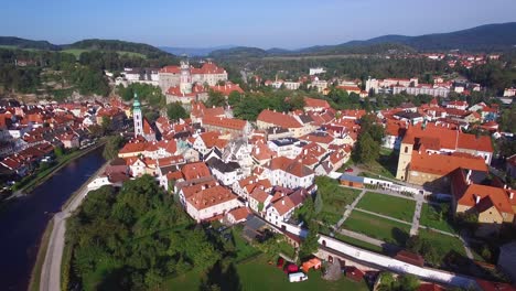 Una-Vista-Aérea-De-Cesk-Krumlov-Un-Pequeño-Y-Encantador-Pueblo-Bohemio-En-La-República-Checa-3