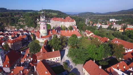 Una-Vista-Aérea-De-Cesk-Krumlov-Un-Pequeño-Y-Encantador-Pueblo-Bohemio-En-La-República-Checa-4