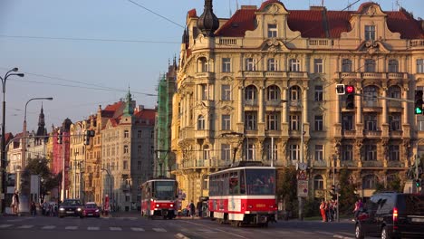 El-Tráfico-Se-Mueve-En-Las-Calles-De-Praga,-República-Checa-1