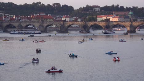 Los-Botes-De-Remo-Se-Mueven-Sobre-El-Río-Vltava-En-Praga,-República-Checa