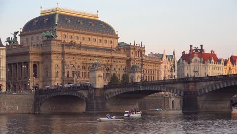 Los-Botes-De-Remo-Se-Mueven-Sobre-El-Río-Moldava-En-Praga,-República-Checa-3