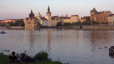 Lancha-Temática-De-Automóviles-Se-Mueve-Sobre-El-Río-Vltava-En-Praga,-República-Checa