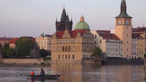 Un-Bote-De-Remos-Se-Mueve-Sobre-El-Río-Vltava-En-Praga,-República-Checa