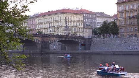 Los-Botes-De-Remo-Se-Mueven-Sobre-El-Río-Vltava-En-Praga,-República-Checa-4