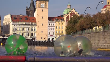 Menschen-Rollen-In-Gummiblasen-Auf-Der-Moldau-In-Prag-Tschechien-Herum