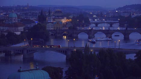 Hermosa-Noche-Estableciendo-Tiro-De-Barcos-A-Lo-Largo-Del-Río-Vltava-En-Praga,-República-Checa-4