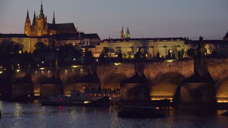 Hermosa-Atardecer-Establecimiento-De-Tiro-Del-Puente-De-Carlos-Sobre-El-Río-Vltava-En-Praga,-República-Checa-1