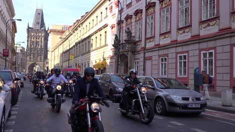 Un-Rally-De-Motocicletas-Se-Mueve-Por-Las-Calles-De-Praga,-República-Checa