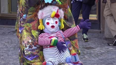 Eine-Seltsame-Straße,-Die-Clown-Spielt,-Verhält-Sich-Wie-Ein-Baby