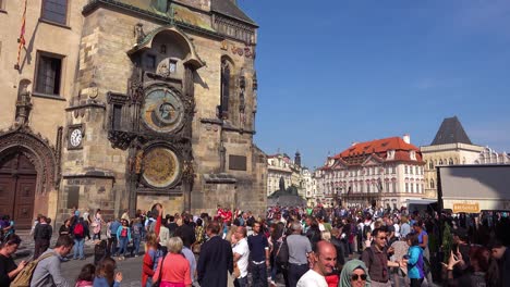 Große-Menschenmengen-Gehen-Auf-Dem-Wenzelsplatz-In-Prag-Tschechiencz