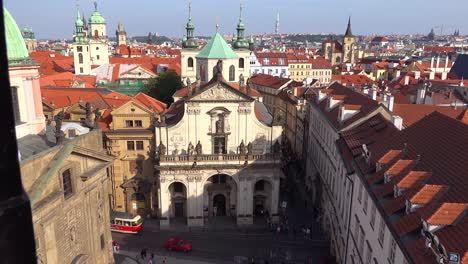 Un-Alto-ángulo-De-Vista-Sobre-Los-Tejados-De-Praga,-República-Checa-2