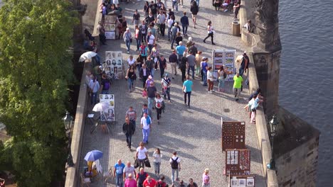 Multitudes-Moviéndose-A-Través-Del-Puente-De-Carlos-Hacia-La-Ciudad-Vieja-De-Praga,-República-Checa