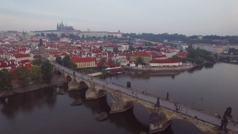 Una-Alta-Antena-Sobre-Praga,-República-Checa-1