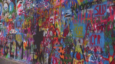 Graffiti-Kunst-Schmückt-Die-John-Lennon-Wand-Der-Freien-Meinungsäußerung-In-Prag-Tschechien