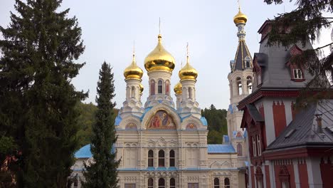 La-Catedral-Ortodoxa-Rusa-De-Cúpulas-En-Forma-De-Cebolla-De-Pie-En-La-Ciudad-De-Karlovy-Variar,-República-Checa-1