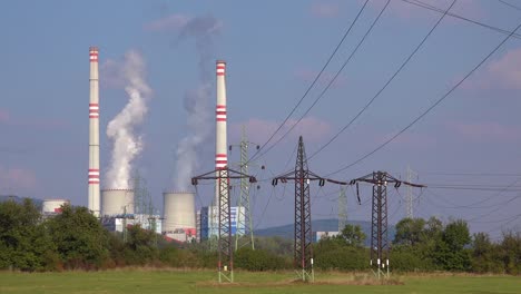 Ein-Großes-Kernkraftwerk-Erzeugt-Strom-In-Tschechien-1