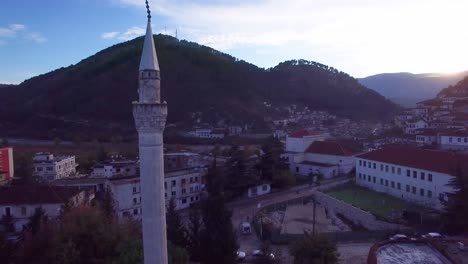 Hermosa-Toma-Aérea-Sobre-La-Mezquita-De-Berat-Albania-3