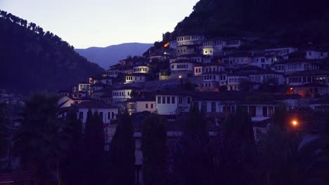 Vista-Nocturna-De-Casas-Antiguas-En-La-Ladera-De-Berat-Albania-2