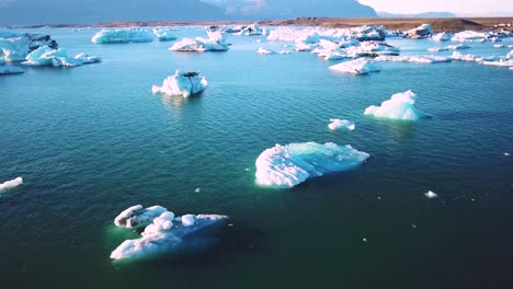 Drohnenantenne-über-Eisbergen,-Die-Sich-In-Einer-Gletscherbucht-Jokulsarlon-Gletscherlagune-Island-Bewegen,-Was-Auf-Eine-Globale-Erwärmung-Hindeutet-1